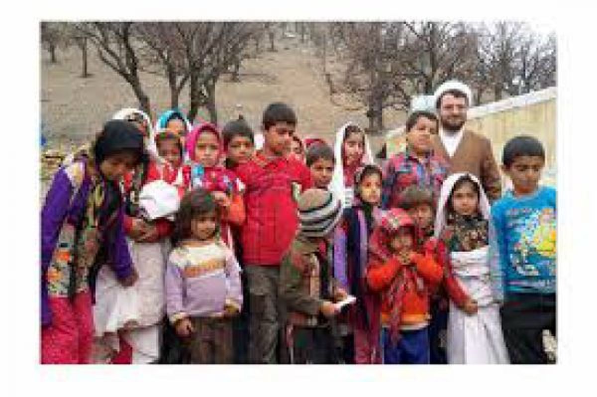 یک اتفاق خوب در این روزهای سخت/ طلبه ای که روستا به روستا برای بچه ها قصه می خواند + فیلم