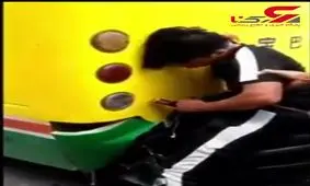 تصویر عجیب جسد موتورسواری که بعد از مرگ هم دست از موبایل نکشید !