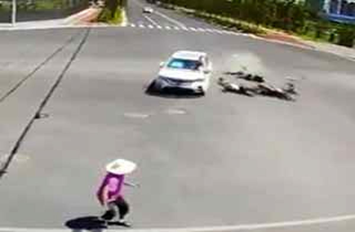 تصادفهای شدید خودروی شاسی بلند پس از عبور از چراغ قرمز + فیلم