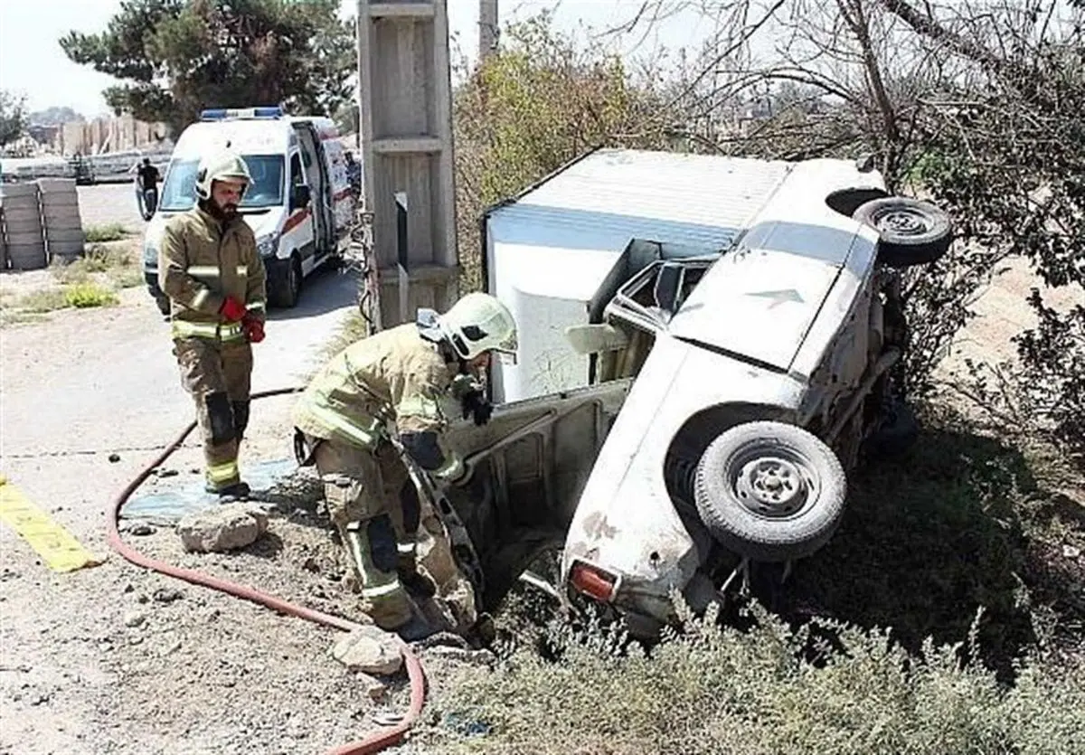 مصدومیت اعضای یک خانواده بر اثر واژگون شدن وانت + تصاویر