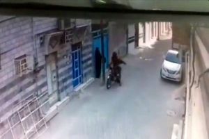 ویدئو: زورگیری دو جوان موتورسوار از یک خانم