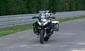 ربات موتورسیکلت بدون راننده ویراژ می دهد!