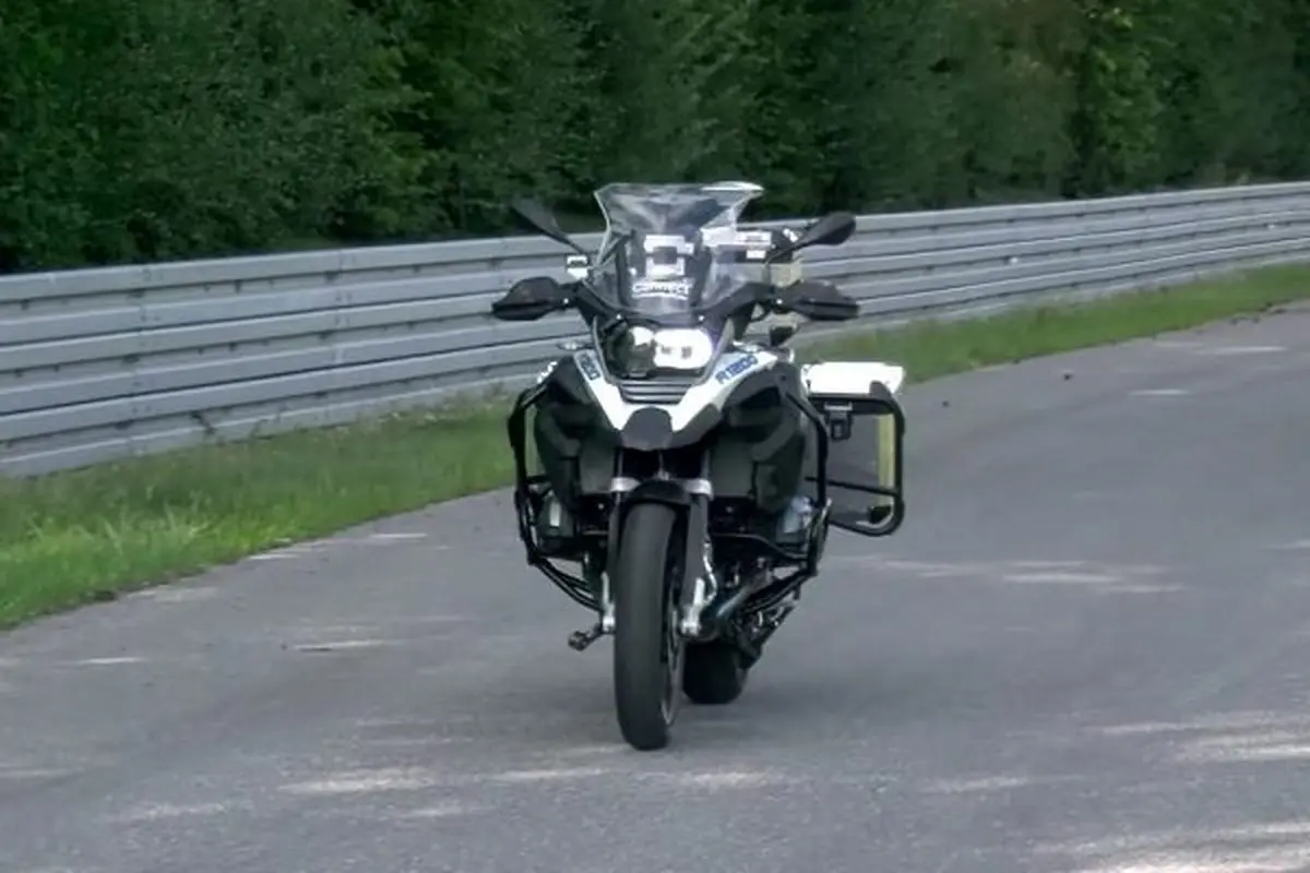 ربات موتورسیکلت بدون راننده ویراژ می دهد!