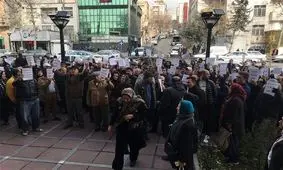 مالباختگان زمین‌های "شهرک نگین" در مقابل دادگستری اصفهان تجمع کردند