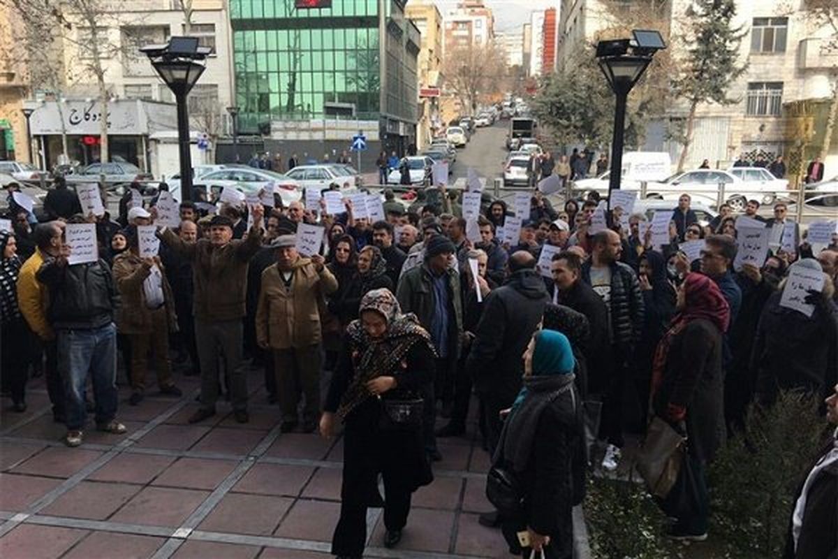 مالباختگان زمینهای "شهرک نگین" در مقابل دادگستری اصفهان تجمع کردند
