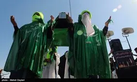 مراسم سنتی علم گردانی در بندر دیر برگزار شد