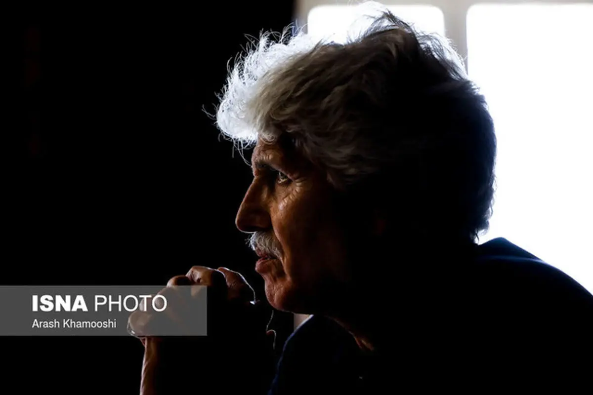 مردم به روزنامه‌ها به چشم کاغذپاره نگاه می‌کنند