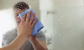 تمیز و پاک کردن لکه های روی آینه با نوشابه + روش