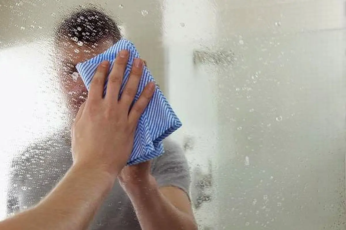 تمیز و پاک کردن لکه های روی آینه با نوشابه + روش