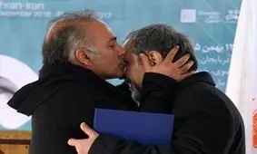 بوسه بازیگر تئاتر بر چشم‌های یک نابینا