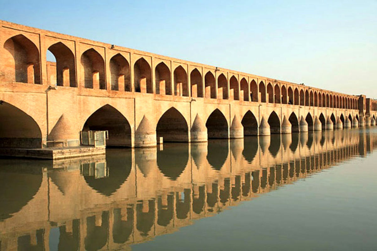 سفر دو هفتهای به ایران برای یک زوج اروپایی چقدر آب میخورد؟