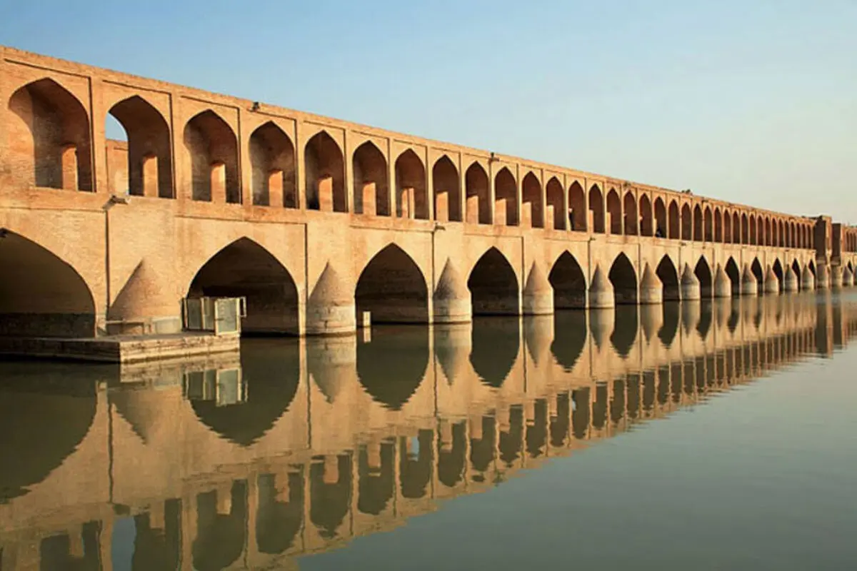 سفر دو هفته‌ای به ایران برای یک زوج اروپایی چقدر آب می‌خورد؟