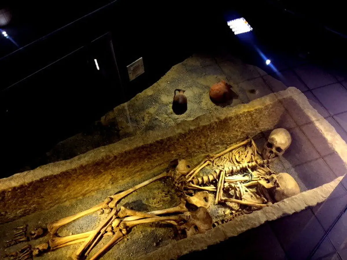 ماجرای اسکلت‌های عاشق ۱۸۰۰ ساله در ایران! + تصاویر