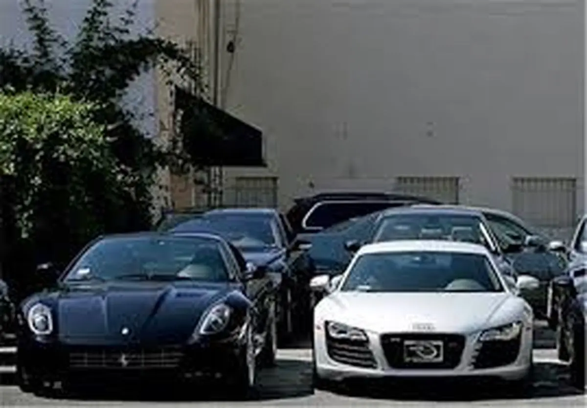 احتکار بیش از ۵ هزار خودرو توسط یک خانواده مشهور