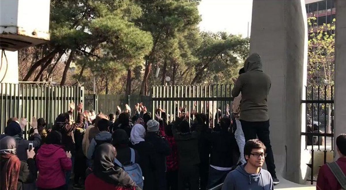رییس دانشگاه تهران: احکام دانشجویان بازداشتی قطعی نیست / محدودیتی برای ادامه تحصیلشان وجود ندارد