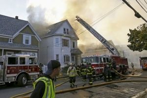 یک رشته انفجار چندین خانه در ماسوچوست را به آتش کشید