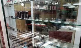 خالی شدن ویترین موبایل فروش ها / وضعیت بازار تلفن همراه پس از توقف فعالیت شرکت های متخلف + فیلم