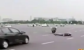 تصادف موتورسوار در اتوبان و موتور سرگردان!