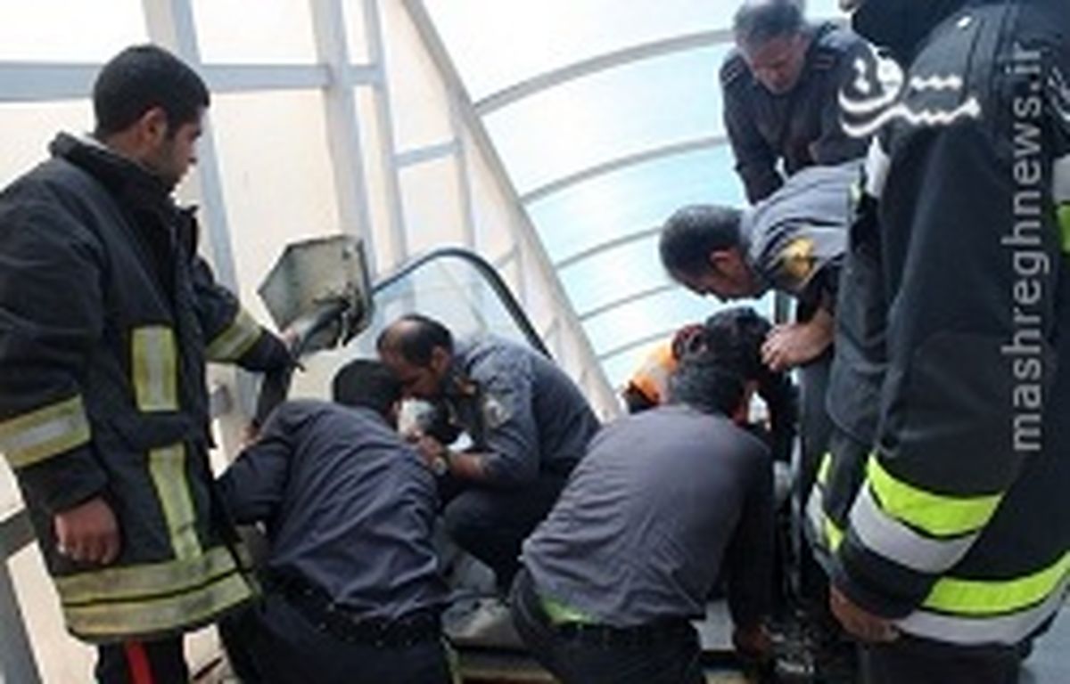 حادثه در پله برقی آذری تهران