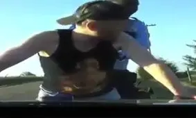 دزدیدن ماشین پلیس جلوی روی مامور پلیس!