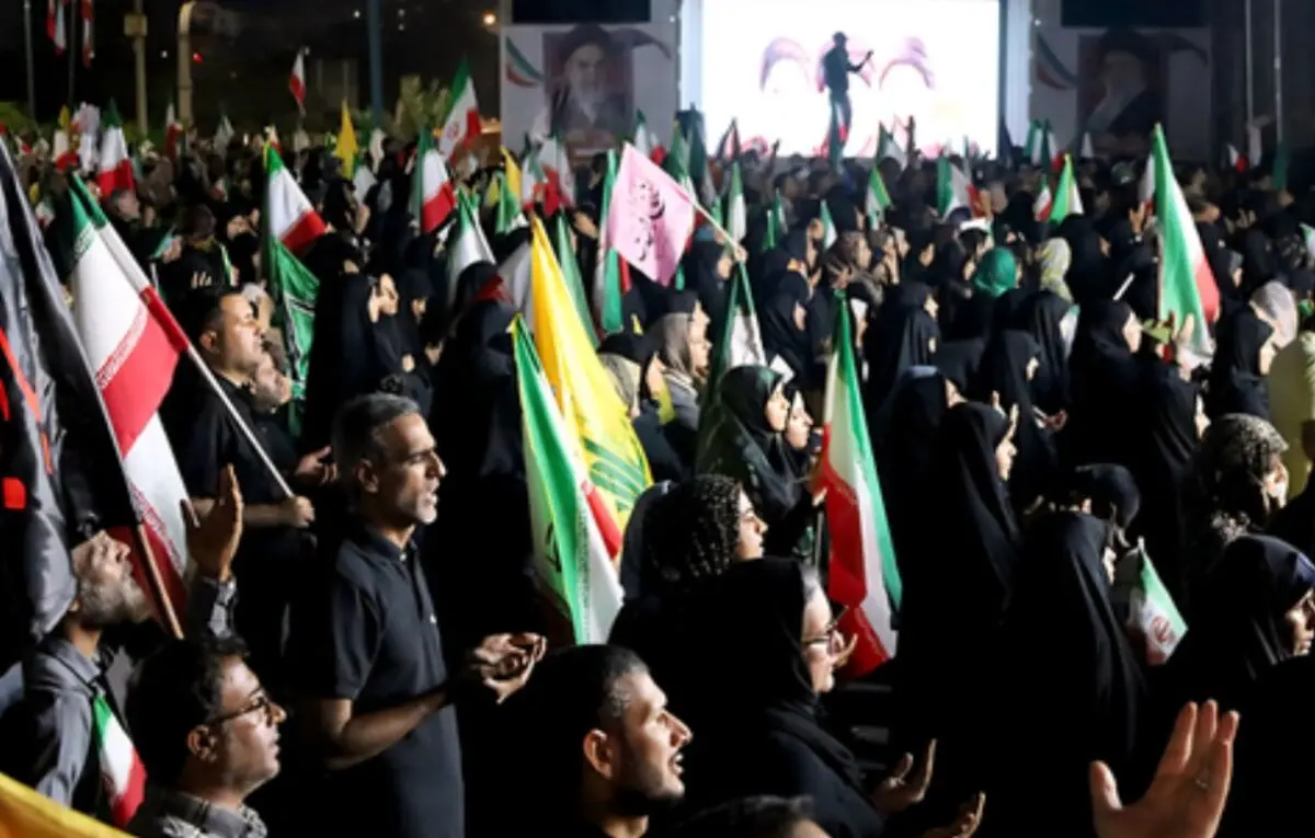 رهبری فرمودند به مردم بگید در میادین حرفی که برای تضعیف دولت و تضعیف تیم مذاکره باشد  به زبان نیاوردید |  ببینید