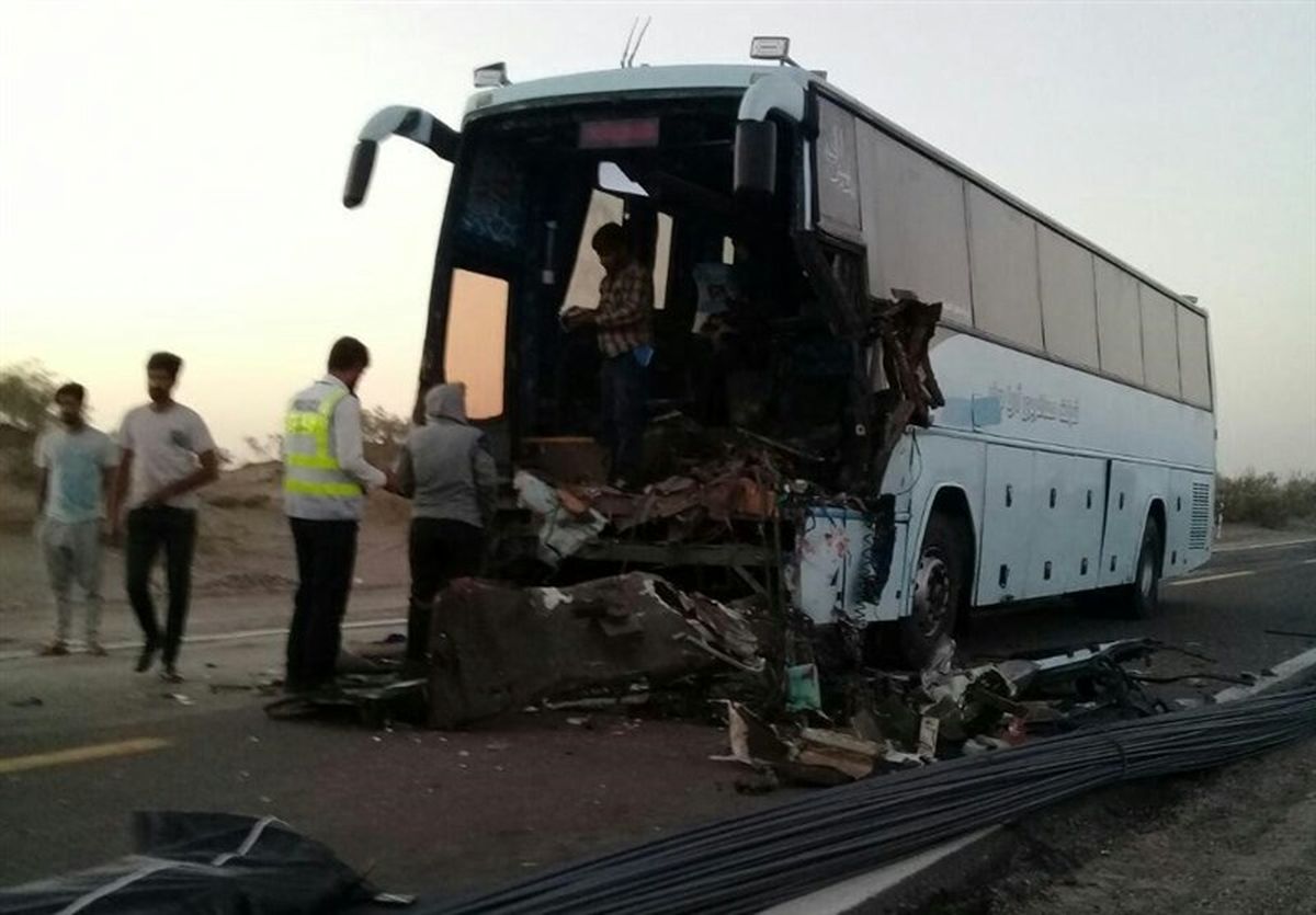 برخورد اتوبوس با پژو پارس در جاده طبس - دیهوک