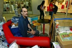 مرد ایرانی که ١٨ سال در فرودگاه پاریس زندگی کرد، درگذشت 
