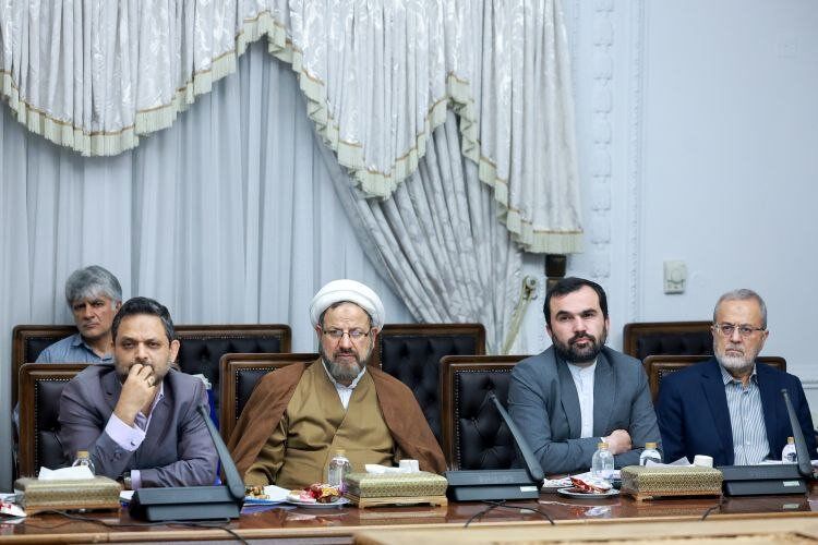 حداد عادل و پزشکیان در قاب جلسه شورای عالی انقلاب فرهنگی/ چه افراد دیگری در جلسه حضور داشتند؟