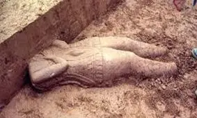تندیس 2400 سالۀ یک فرمانروا با تاجی شبیه «گوش‌های میکی‌ماوس» 