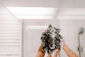 چند بار در هفته حمام کنیم تا موهایمان نریزد؟