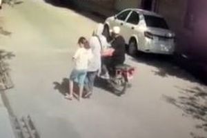 کیف‌قاپی وحشیانه از یک زن در اسلامشهر مقابل چشمان دخترش/ ویدئو

