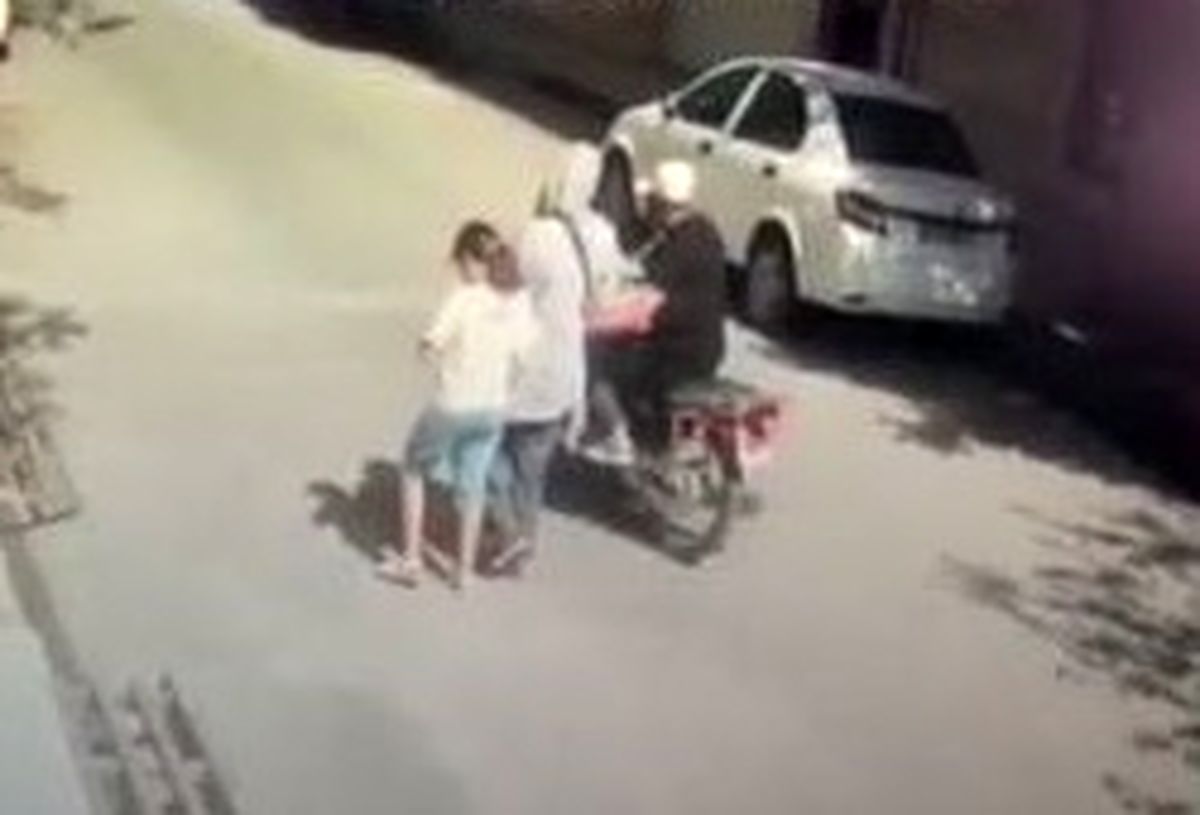 کیف‌قاپی وحشیانه از یک زن در اسلامشهر مقابل چشمان دخترش/ ویدئو
