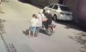 کیف‌قاپی وحشیانه از یک زن در اسلامشهر مقابل چشمان دخترش/ ویدئو
