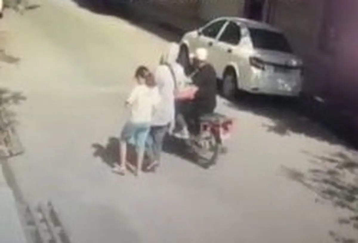 کیف‌قاپی وحشیانه از یک زن در اسلامشهر مقابل چشمان دخترش/ ویدئو
