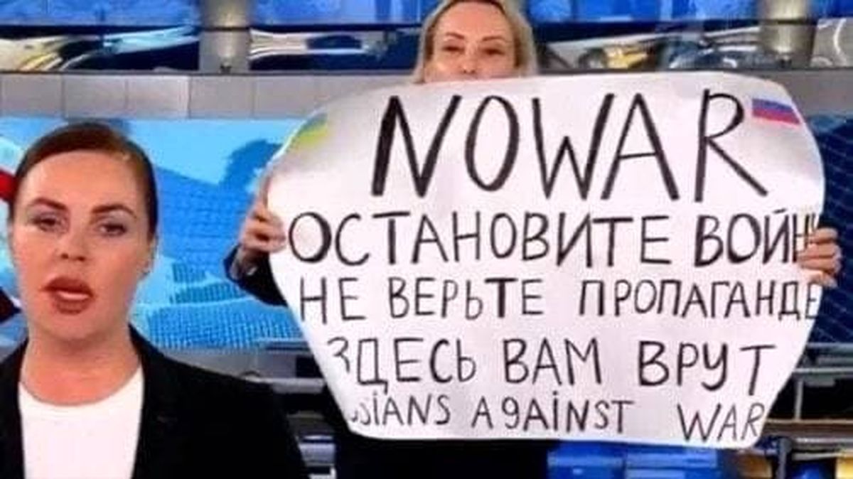 اتفاق بی سابقه در تلویزیون روسیه/ کارمند تلویزیون دولتی روی آنتن زنده شعار ضد جنگ داد و بازداشت شد