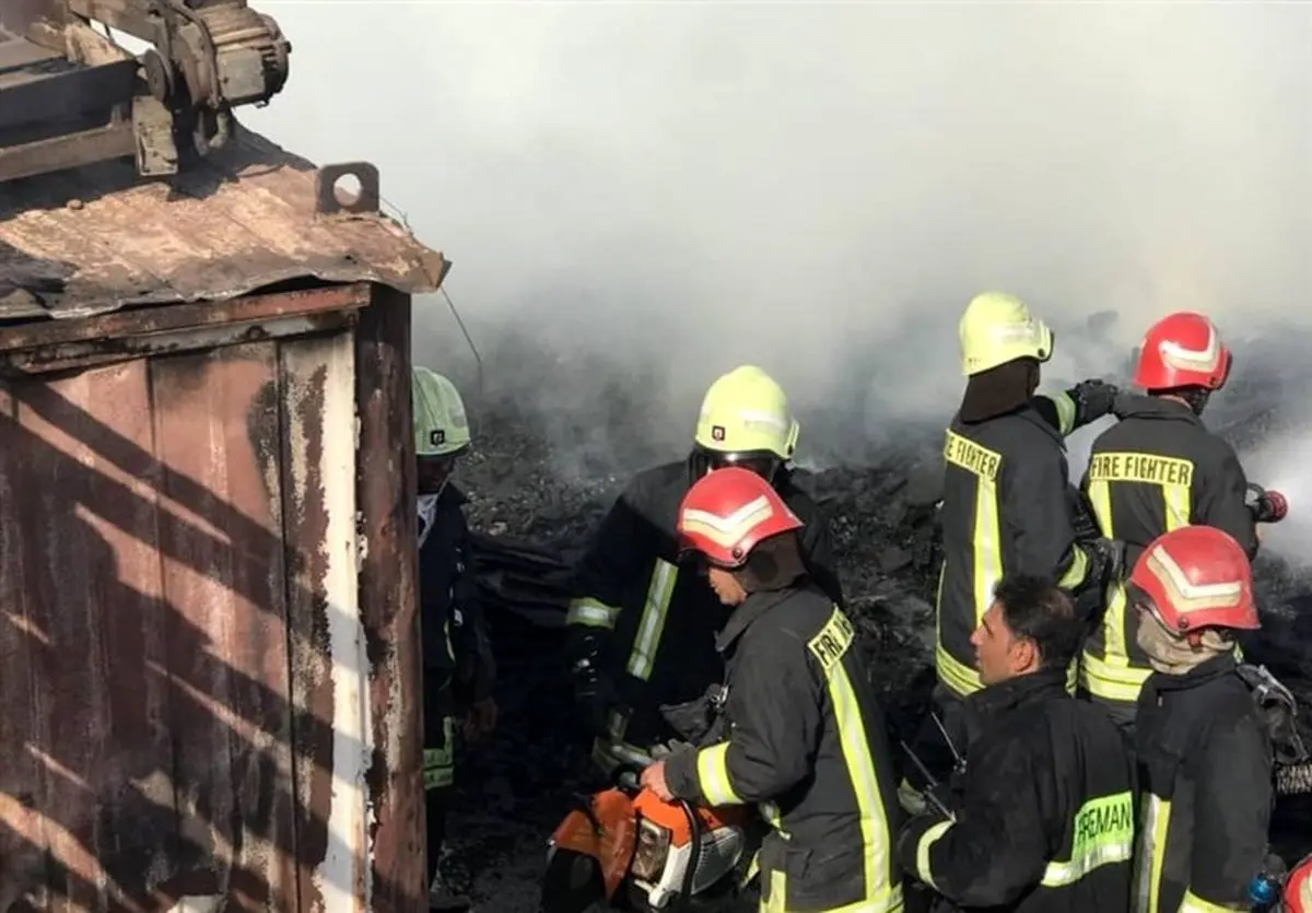 حریق گسترده انبار ضایعات پلاستیک در شیراز مهار شد