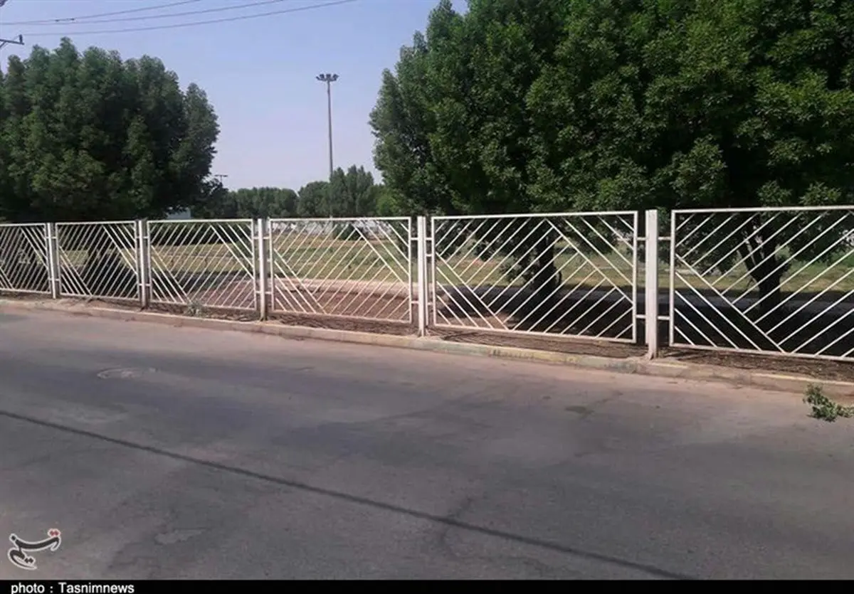 اعتراض شهروندان نسبت به محصور شدن فضای سبز شهری به عنوان محیط دانشگاه + تصویر