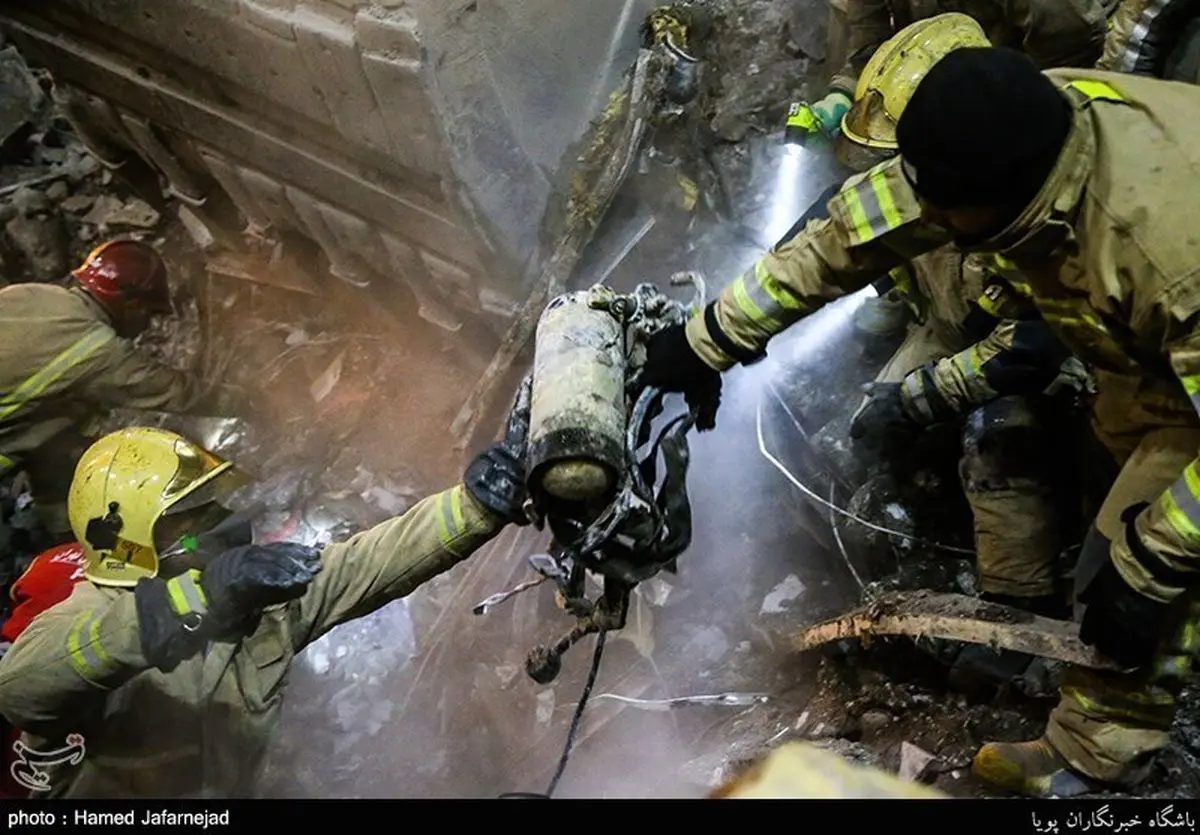 دستان آتش‌نشان‌ها هم به کمک بیل‌های مکانیکی آمد/حساس‌تر شدن جست‌وجوها+فیلم