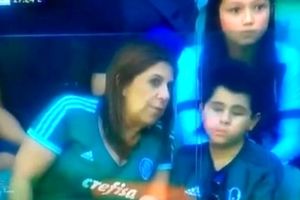گزارش فوتبال در ورزشگاه به پسر نابینا توسط مادری مهربان