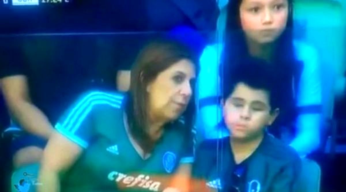 گزارش فوتبال در ورزشگاه به پسر نابینا توسط مادری مهربان