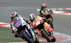 کار خطرناک و غیرقابل باور در مسابقات موتورسواری!