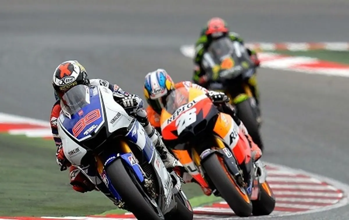 کار خطرناک و غیرقابل باور در مسابقات موتورسواری!