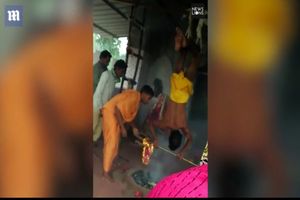 به آتش کشیدن یک مرد معلول هندو در یک مراسم مذهبی + فیلم