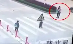 حادثه وحشتناک در پی توجه مادر به موبایل به جای بچه !