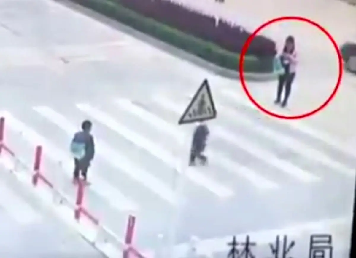 حادثه وحشتناک در پی توجه مادر به موبایل به جای بچه !