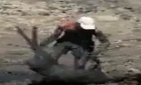 نجات شاجاعانه آهو از مرداب