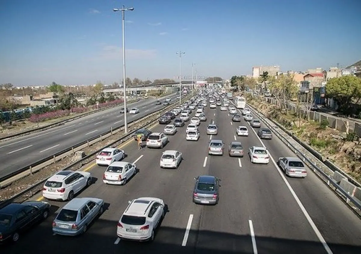 ترافیک در آزادراه کرج-تهران نیمه سنگین است/ بارش پراکنده باران در استان مازندران