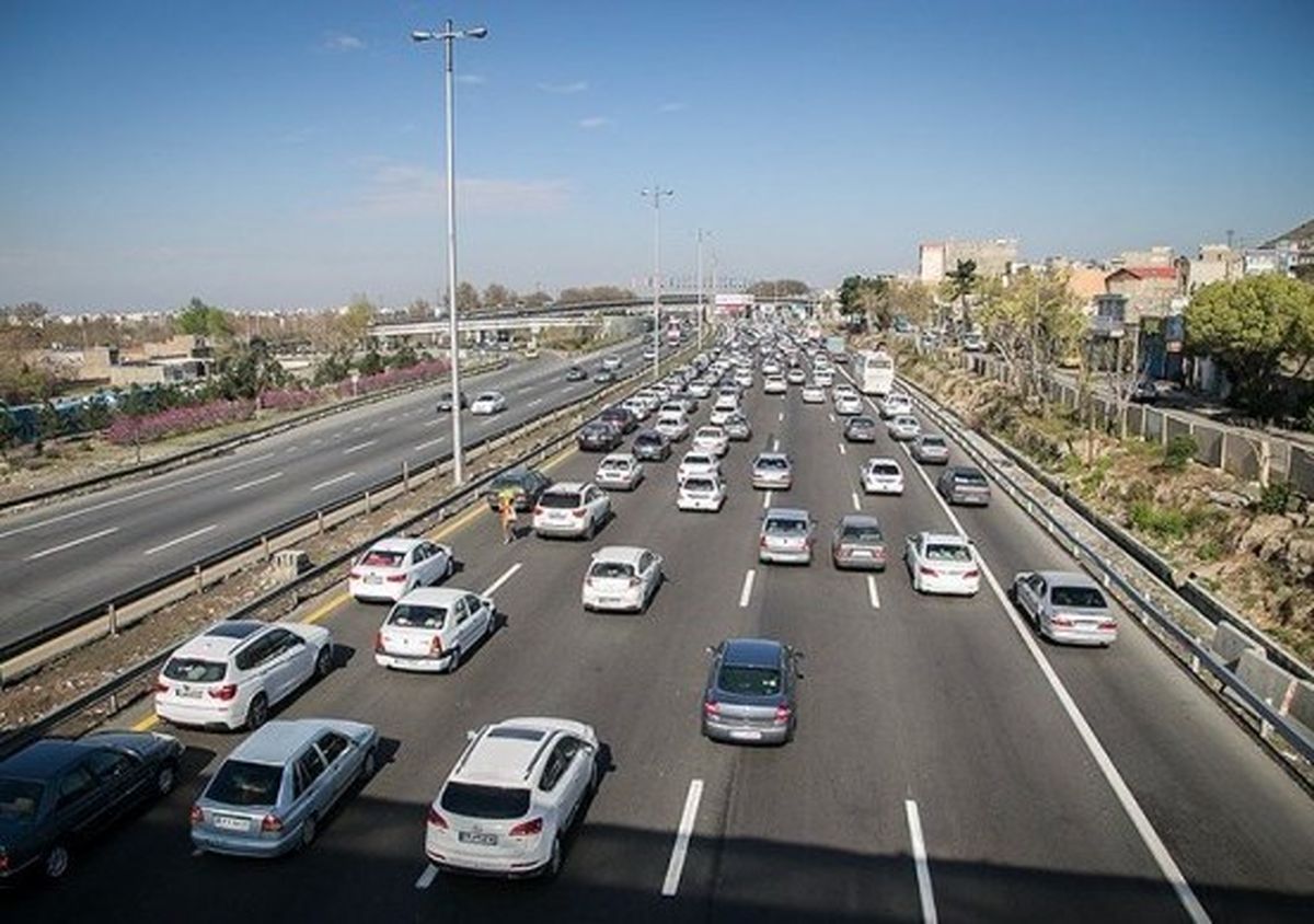 ترافیک در آزادراه کرج-تهران نیمه سنگین است/ بارش پراکنده باران در استان مازندران