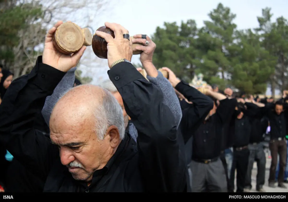 "سنگ‌زنی" برای عزاداری امام حسین(ع) +عکس