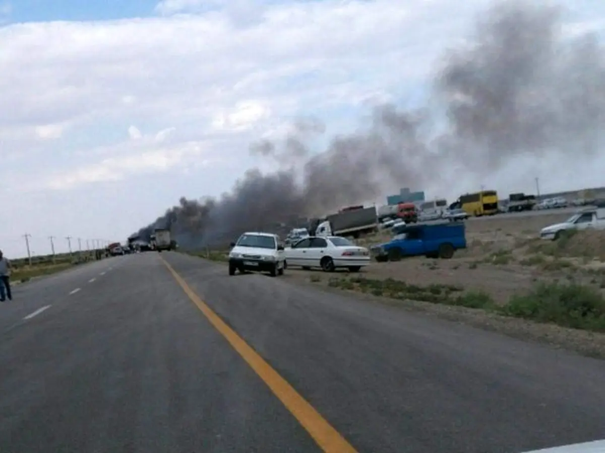 طوفان در آزادراه «قم- گرمسار» موجب تصادف زنجیره ای ۱۲ خودرو شد